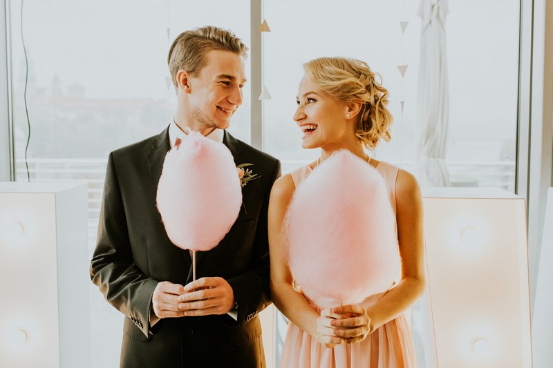 cukrowa wata, para młoda, ślub na różowo