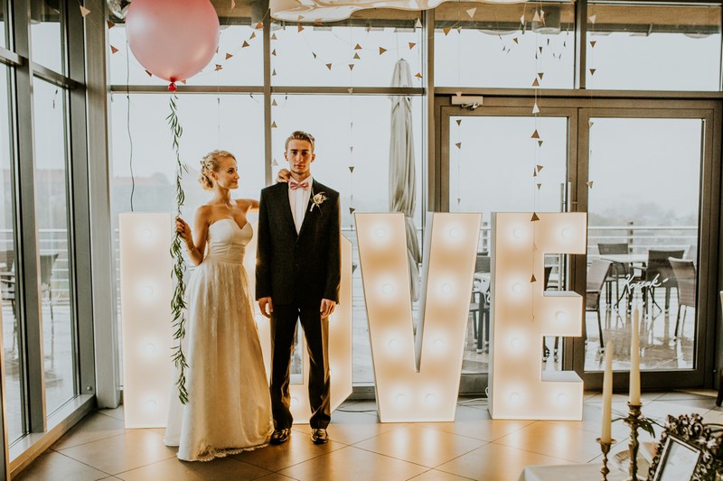 para młoda, balony na ślub, napis love na wesele