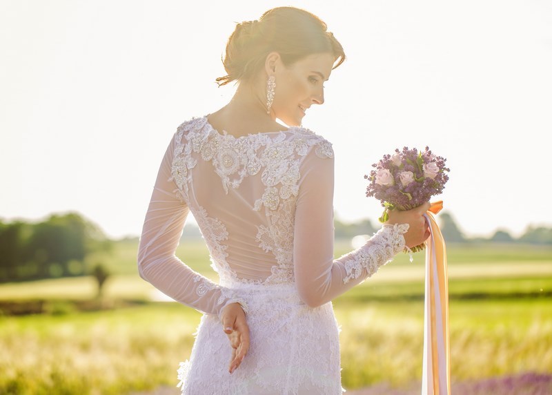 suknia ślubna z siateczką na plecach