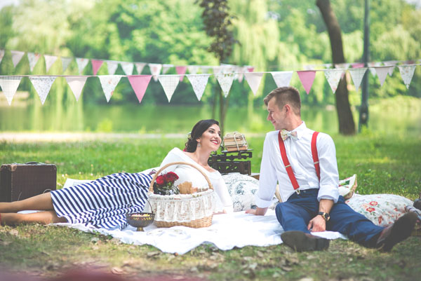 sesja narzeczenska z motywem podrozy vintage