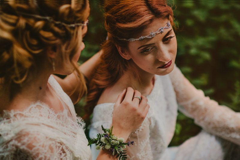 lesne zdjecia, zdjecia w lesie, sesja slubna, panny mlode, wedding lookbook, bajkowa sesja, fairytail, lesne nimfy, ophelia, 