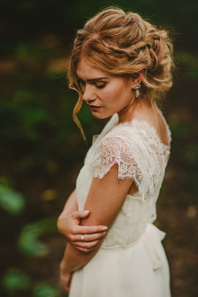 lesne zdjecia, zdjecia w lesie, sesja slubna, panny mlode, wedding lookbook, bajkowa sesja, fairytail, lesne nimfy, ophelia, 