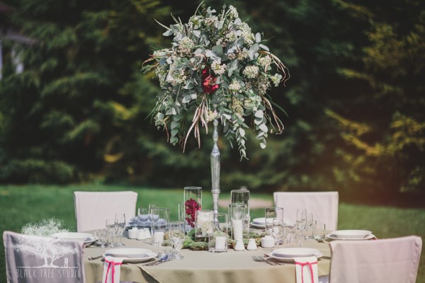 wesele w plenerze, stoły weselne w ogrodzie, dekoracje ślubne