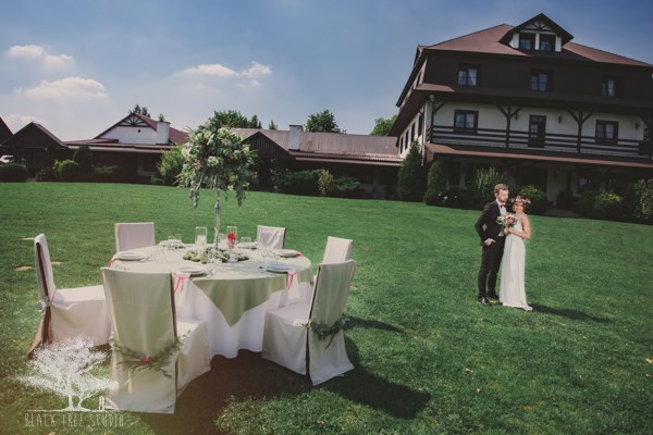 wesele w plenerze, stoły weselne w ogrodzie, dekoracje ślubne