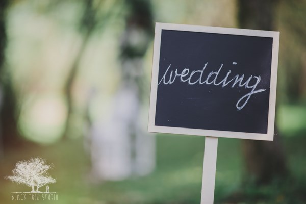 ceremonia ślubna w ogrodzie, tabliczki ślubne