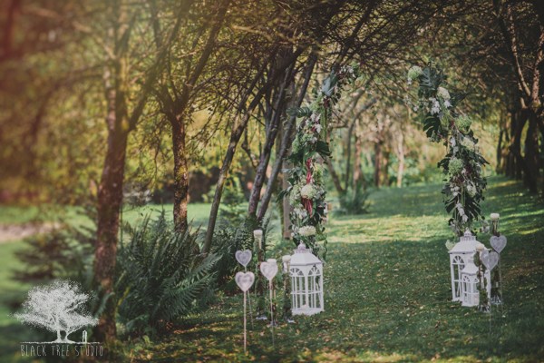 zielony ślub w plenerze, dekoracje ślubne w ogrodzie, ołtarz z kwiatów
