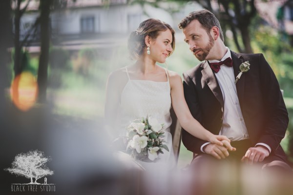 zielony ślub w plenerze, ceremonia ślubna w ogrodzie, ołtarz z kwiatów