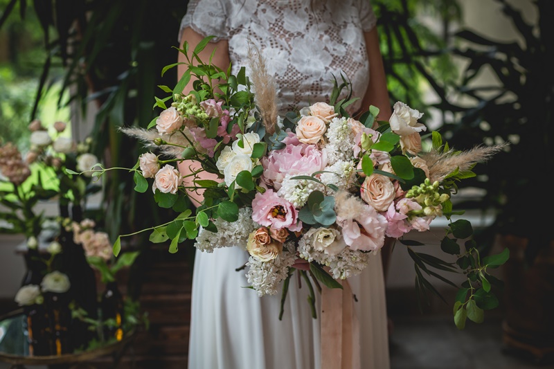 ślub wesele inspiracje ślubne bukiet ślubny dekoracja ślubna kwiaty na ślub i wesele róż złoto zieleń czerń inspiracje ślubne KAMA Weddings abcslubu.pl Anemony 