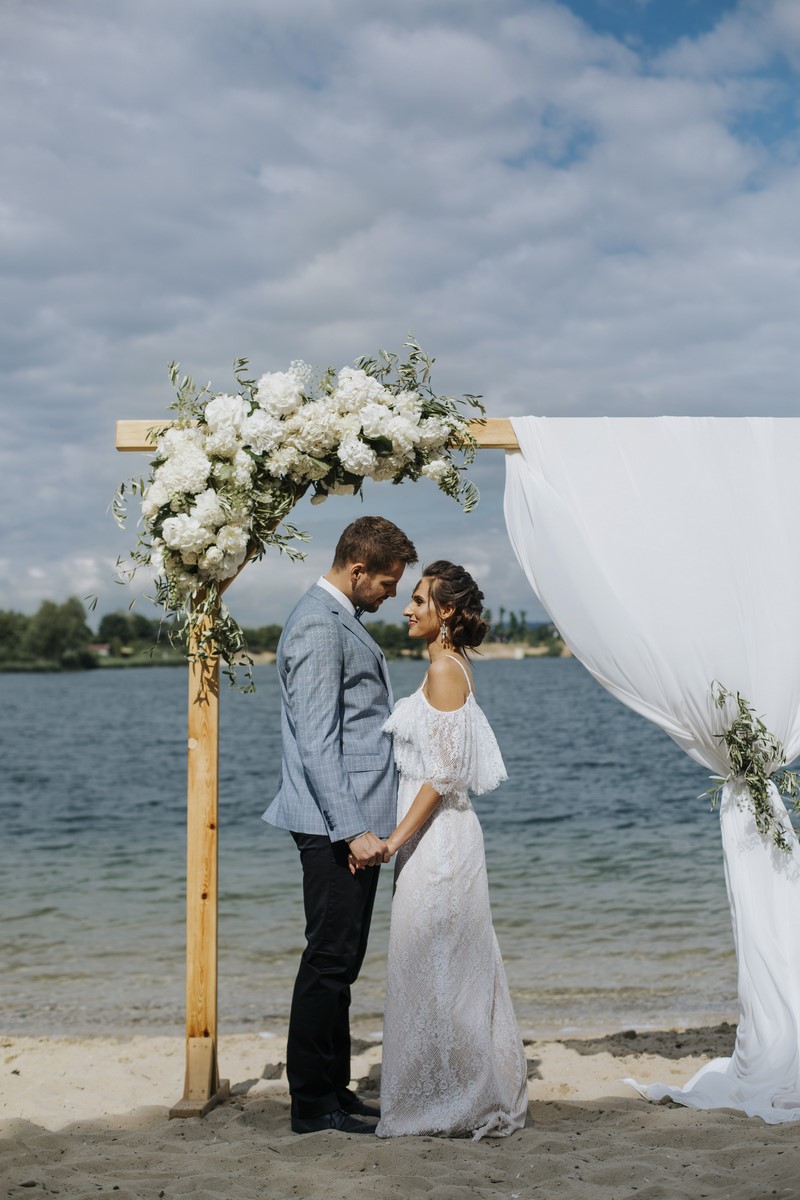 ślub na plaży przyjęcie ślubne na plaży inspiracje porady sesja ślubna biała biało złota elegancka hortensje portal abcslubu