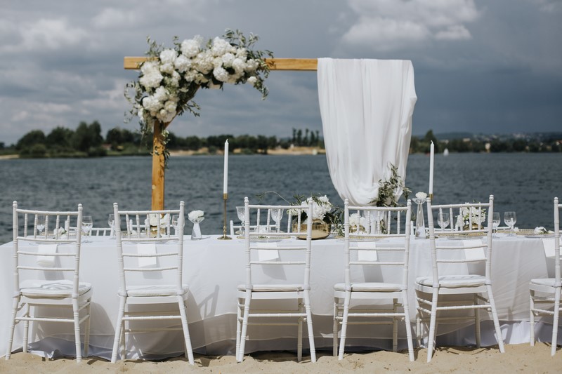 ślub na plaży przyjęcie ślubne na plaży inspiracje porady sesja ślubna biała biało złota elegancka hortensje portal abcslubu