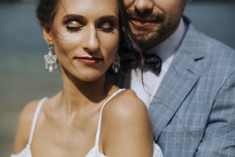 ślub na plaży przyjęcie ślubne na plaży inspiracje porady sesja ślubna biała biało złota elegancka hortensje portal abcslubu