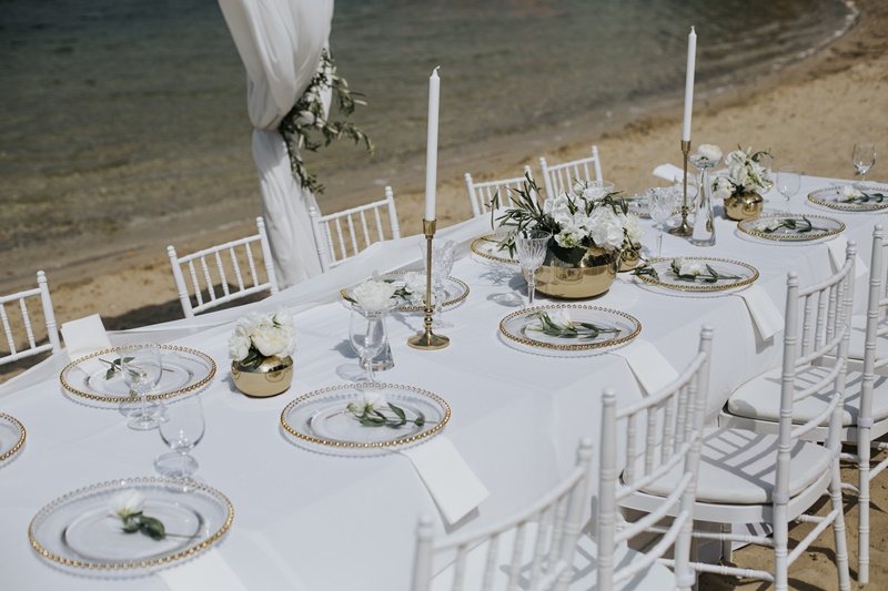 ślub na plaży przyjęcie ślubne na plaży inspiracje porady sesja ślubna biała biało złota elegancka hortensje portal abcslubu