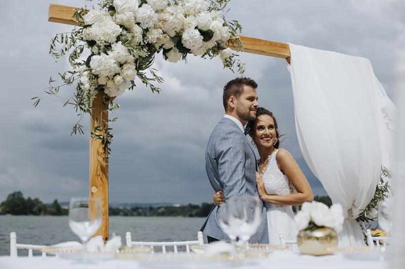 ślub na plaży przyjęcie ślubne na plaży inspiracje porady sesja ślubna biała biało złota elegancka hortensje portal abcslubu