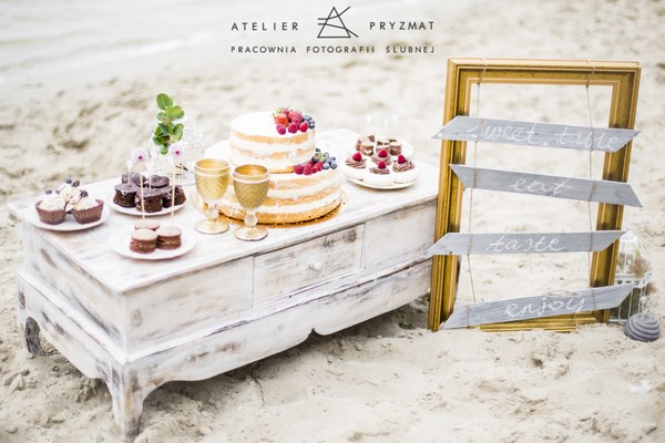 ceremonia ślubu na plaży, słodki stół na plażę, dekoracje ślubne