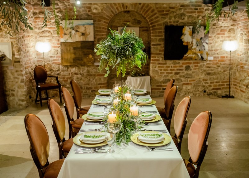 zielone dekoracje ślubne, aranżacja stołu na ślub