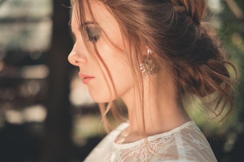 fryzura ślubna makijaż ślubny biżuteria ślubna kolczyki