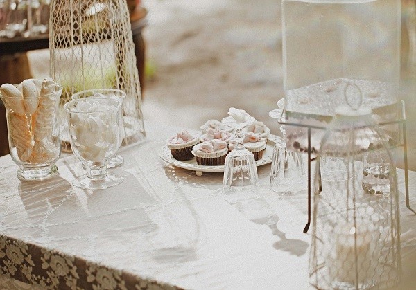 aranżacja słodkiego stołu na wesele w stylu vintage