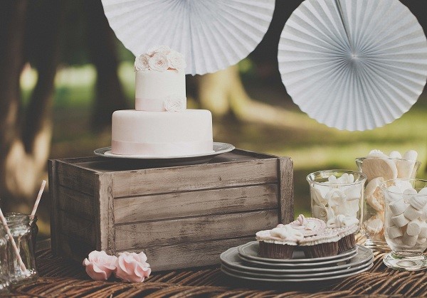 candy bar, słodki stół na wesele, różowy tort, dekoracje papierowe