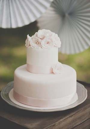 aranżacja słodkiego stołu na wesele w stylu vintage, różowy tort ślubny