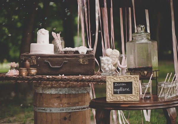 bańki mydlane dla gości weselnych, bańki mydlane na ślub, aranżacja słodkiego stołu na wesele w stylu vintage