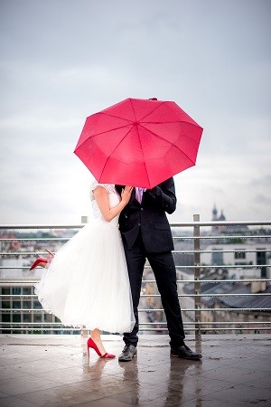 ślub i wesele w kolorze czerwonym, czerwony parasol