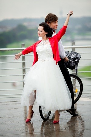 ślub i wesele w kolorze czerwonym, rower do ślubu