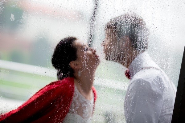 ślub i wesele w kolorze czerwonym, ślub w deszczu