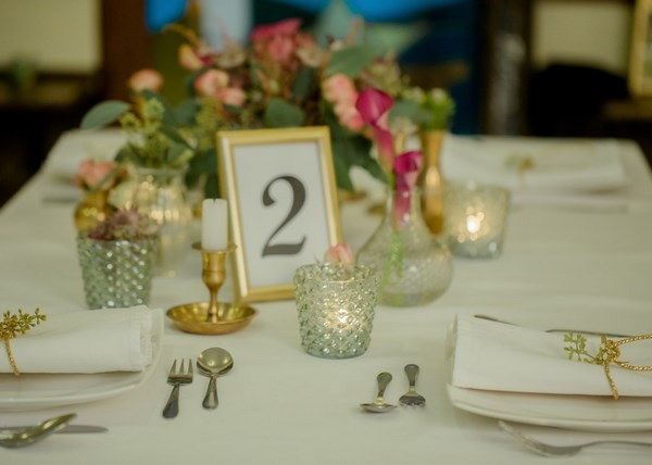 złoto zielony stół weselny i dekoracje