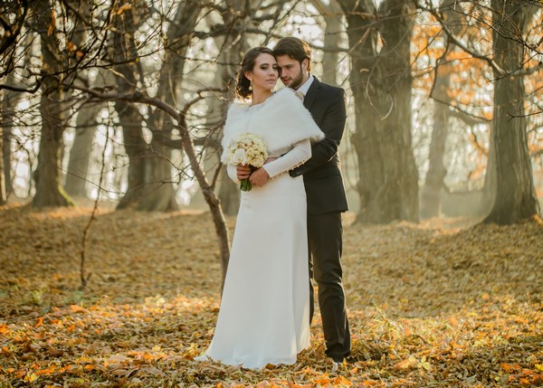 złota sesja ślubna, jesienne naturalne zdjęcia ślubne