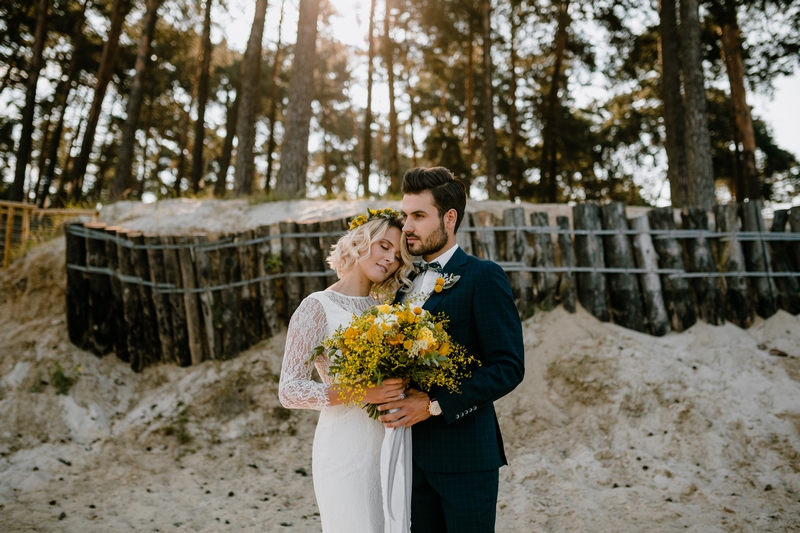 sesja ślubna na plaży żółte boho suknia ślubna 