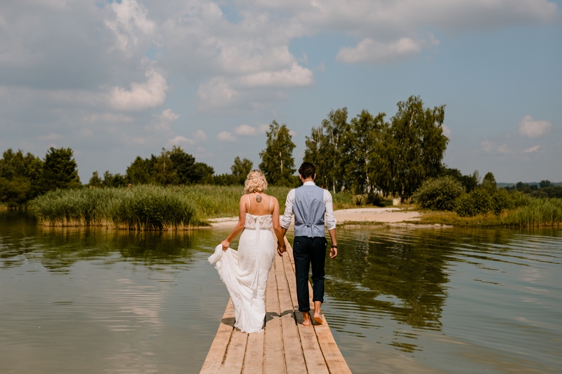 sesja ślubna na plaży suknia ślubna garnitur ślubny