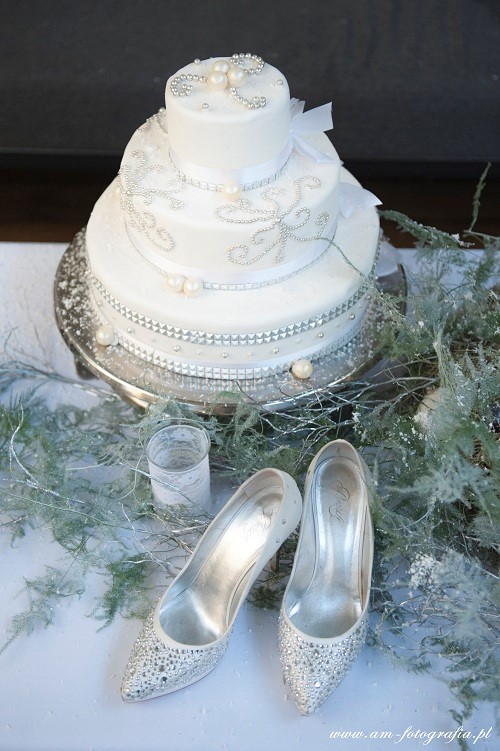 Srebrne buty do ślubu, srebrzysty tort ślubny