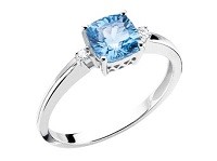 pierścionek zaręczynowy z błękitnym niebieskim kamieniem