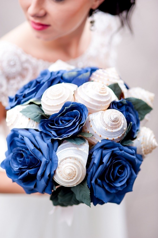 niebieski bukiet z muszli na ślub