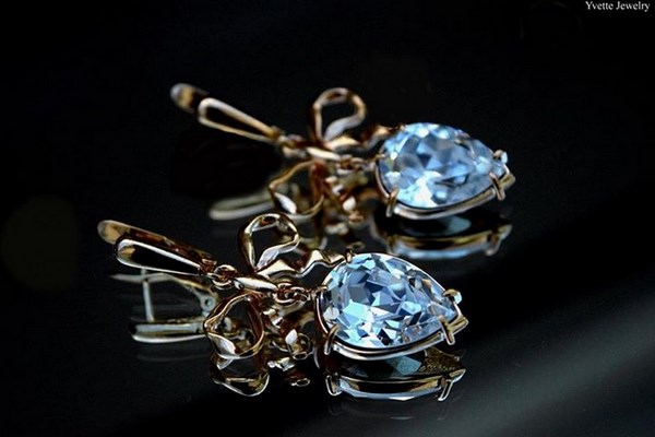 srebrne kolczyki z niebieskim oczkiem i zapięciem na zatrzask, biżuteria na ślub