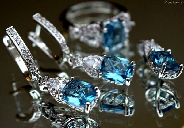 srebrne kolczyki z błękitnym oczkiem i zapięciem na zatrzask, biżuteria na ślub