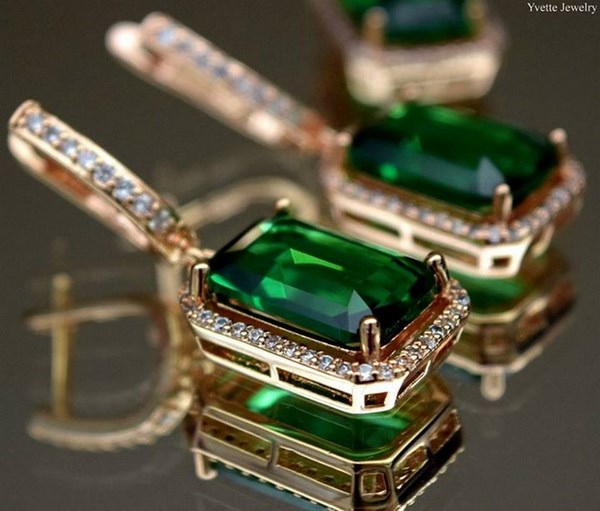 złote kolczyki z zielonym oczkiem i zapięciem na zatrzask, biżuteria na ślub