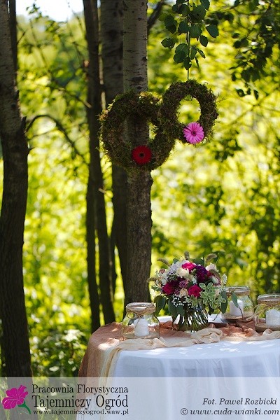 dekoracja z wieńcy na ślub w plenerze