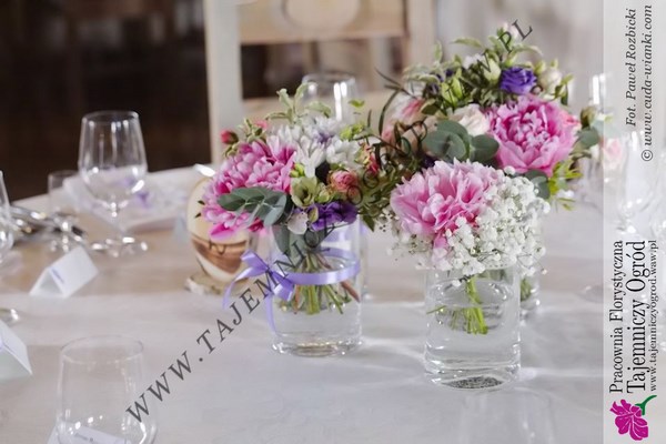 folkowe dekoracje ślubne z kwiatów, folkowe wesele na mazurach, dekoracje stołu dla gości