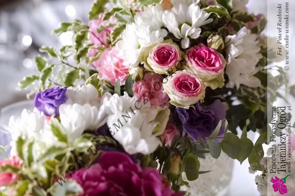 folkowe dekoracje ślubne z kwiatów, folkowe wesele na mazurach, dekoracje stołu dla gości