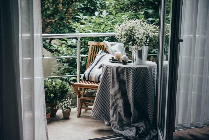 ślub wesele mieszkanie dla nowożeńców balkon aranżacja balkonu patio tarasu inspiracje porady od Homebook.pl