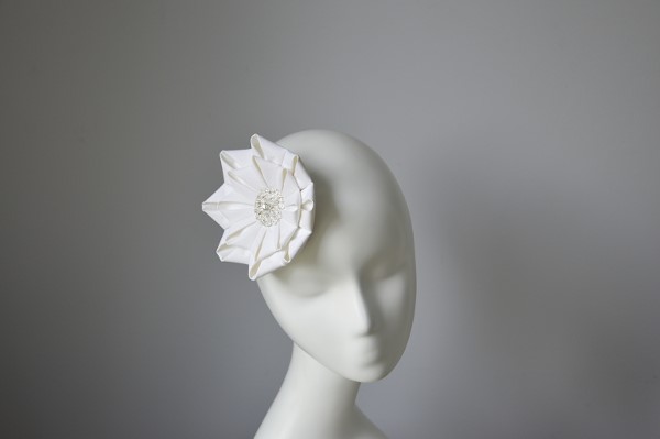 fascynator kwiat origami, biała ozdoba ślubna