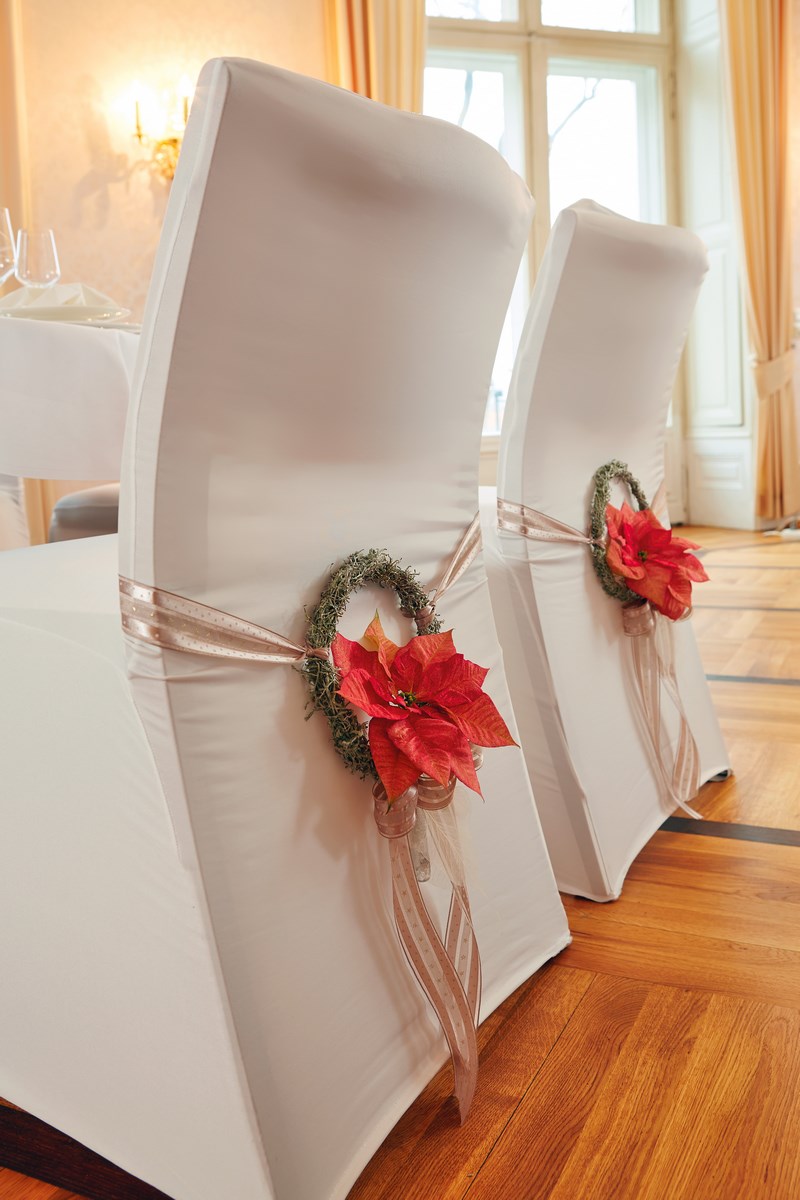 dekoracje na krzesła, dekoracje ślubne