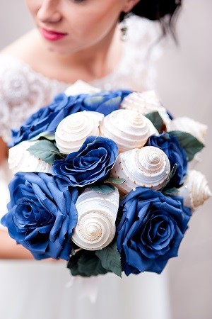 bukiet ślubny z muszlami i niebieskimi różami