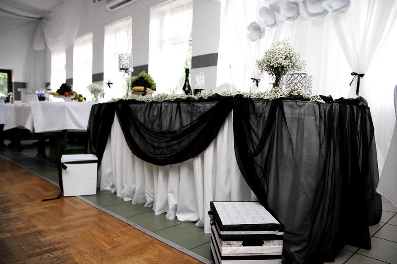 wesele z czarno białymi dekoracjami