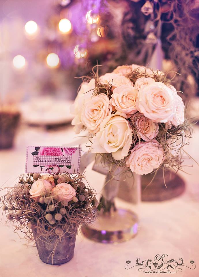 fioletowe dekoracje stołu weselnego, liliowe