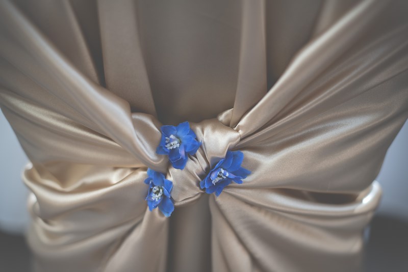 niebieskie kwiaty na krzesla weselne