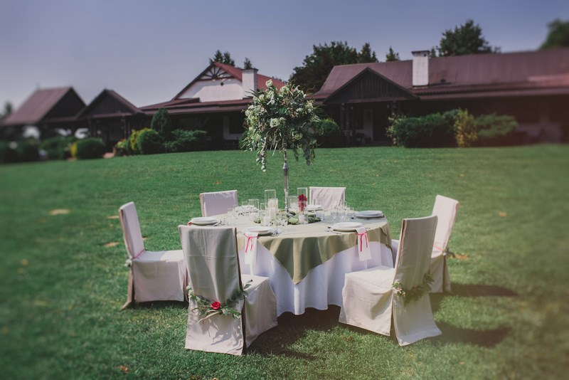 różowe kwiaty krzesła ślub i wesele