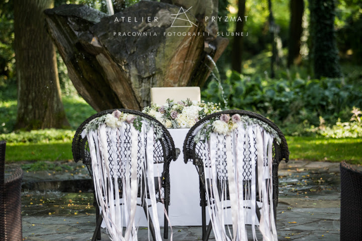 dekoracja kwiaty i wstążki krzesło na ślub i wesele