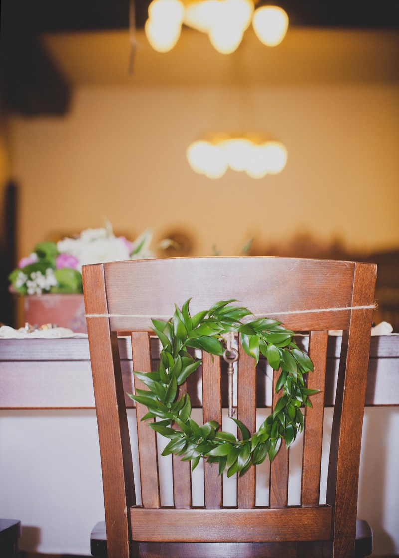 zielony wianek na krzesło ślubne